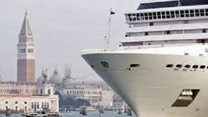 Navire sur la lagune